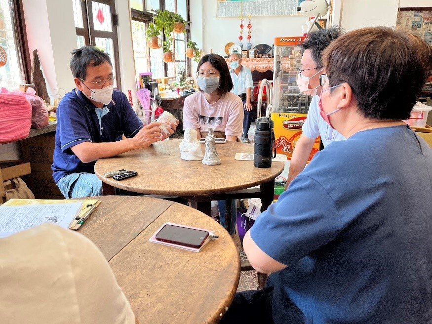 光明屋書店老闆蔡享潤介紹自己設計的文創商品