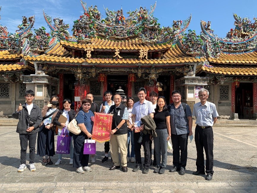 師生和蔡輔雄先生及紀仁智先生於朝天宮外合影