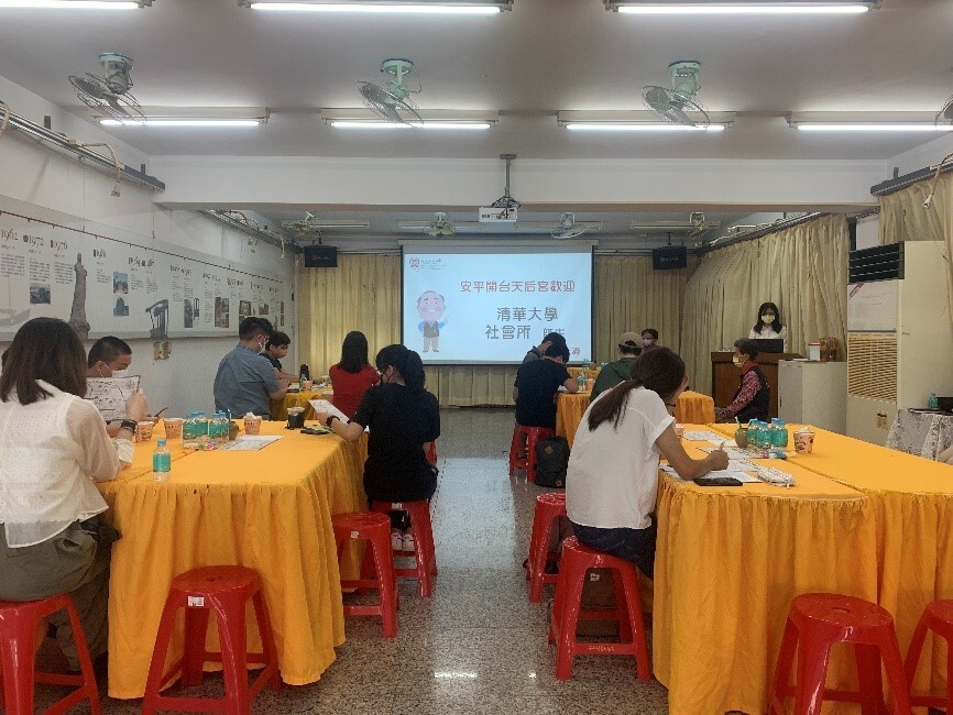 圖2 導覽人員向師生簡介串聯4間宮廟及10間角頭廟之巡禮活動設計