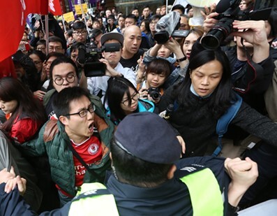 圖一：新聞報導畫面中抗議者和警察發生肢體衝突