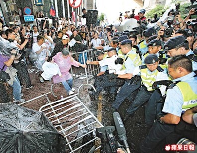 圖二:新聞報導畫面中抗議者和警察發生肢體衝突